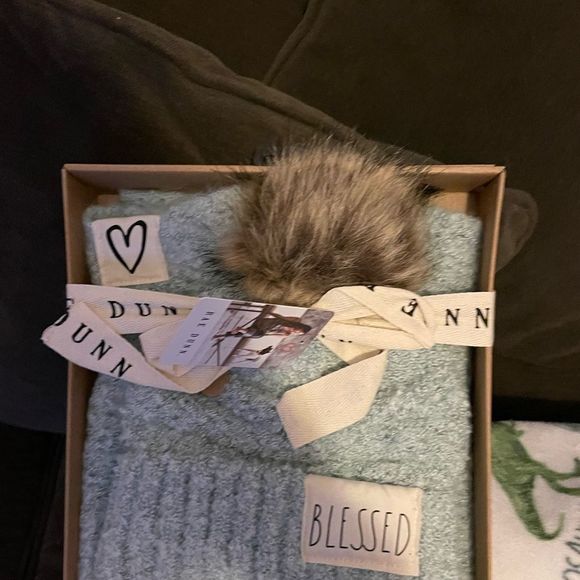 New rae dunn hat and scarf gift box set - Picture 4 of 4